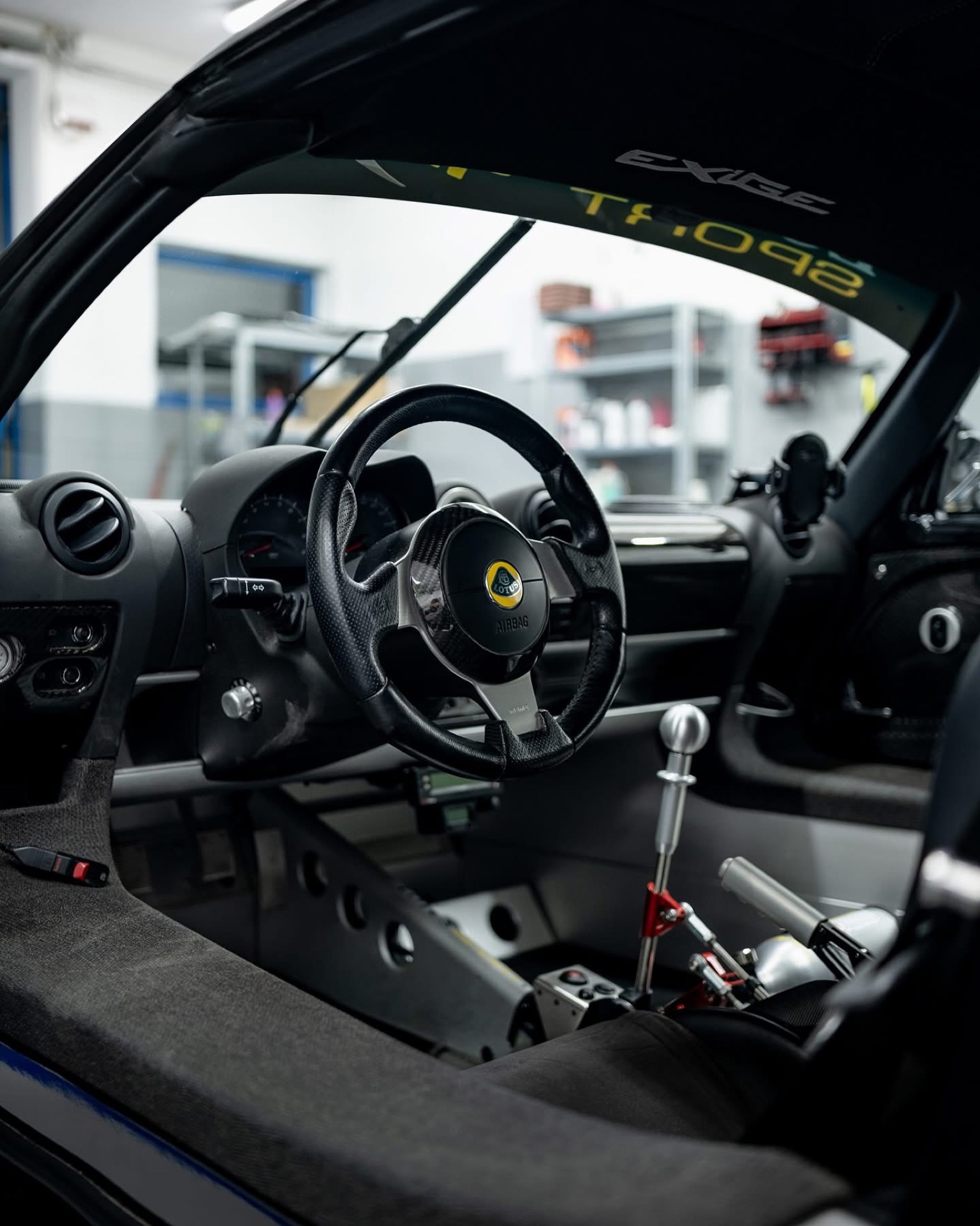 Interni di una Lotus Exige con volante in carbonio, in officina