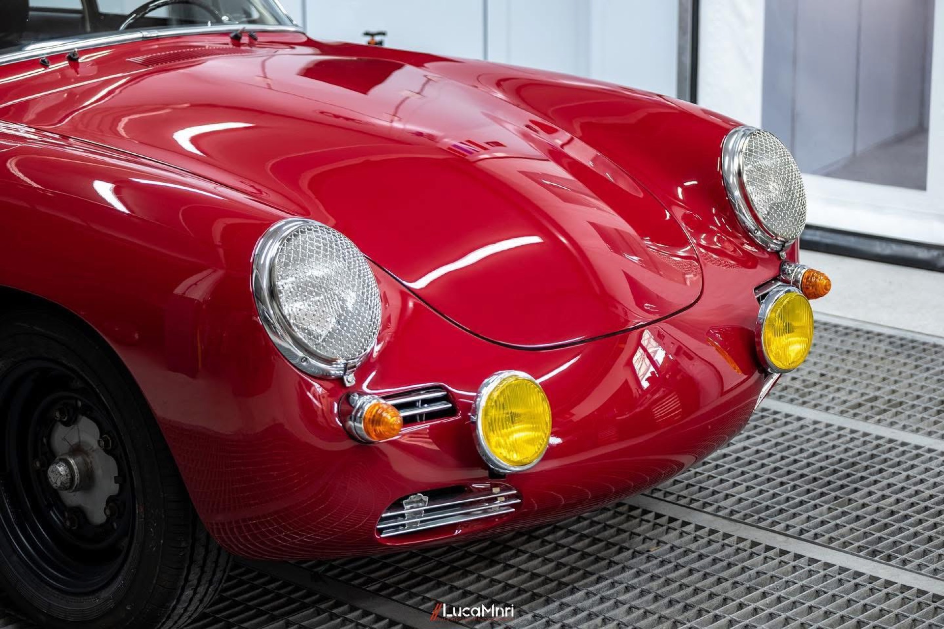Dettaglio dei fari di una Porsche 356 rossa appena verniciata