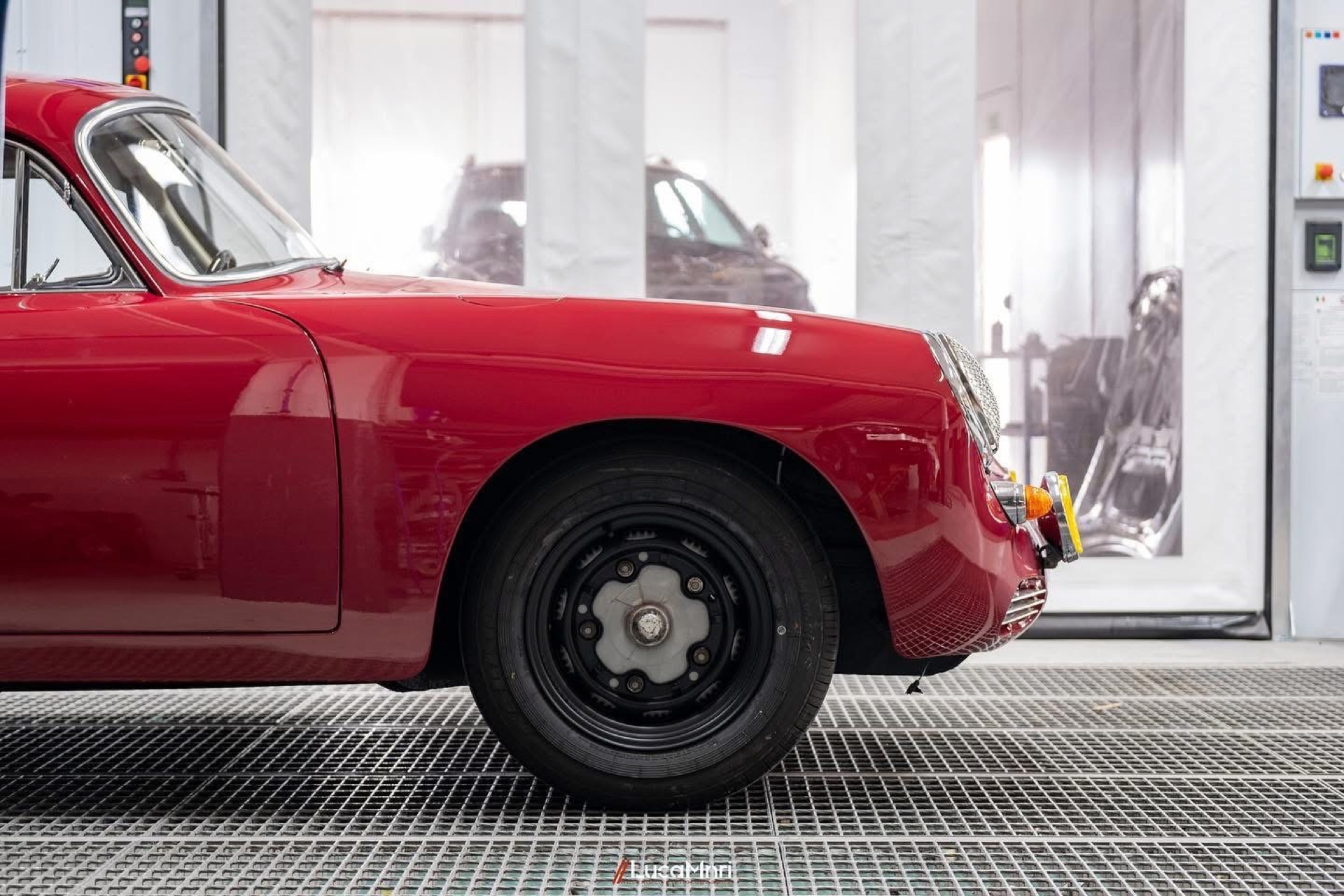 Fiancata anteriore e ruota di una Porsche 356 rossa