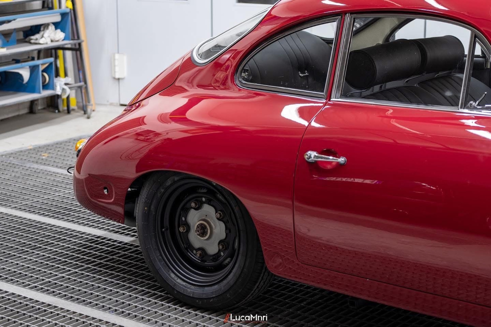 Fiancata posteriore di una Porsche 356 rossa d'epoca