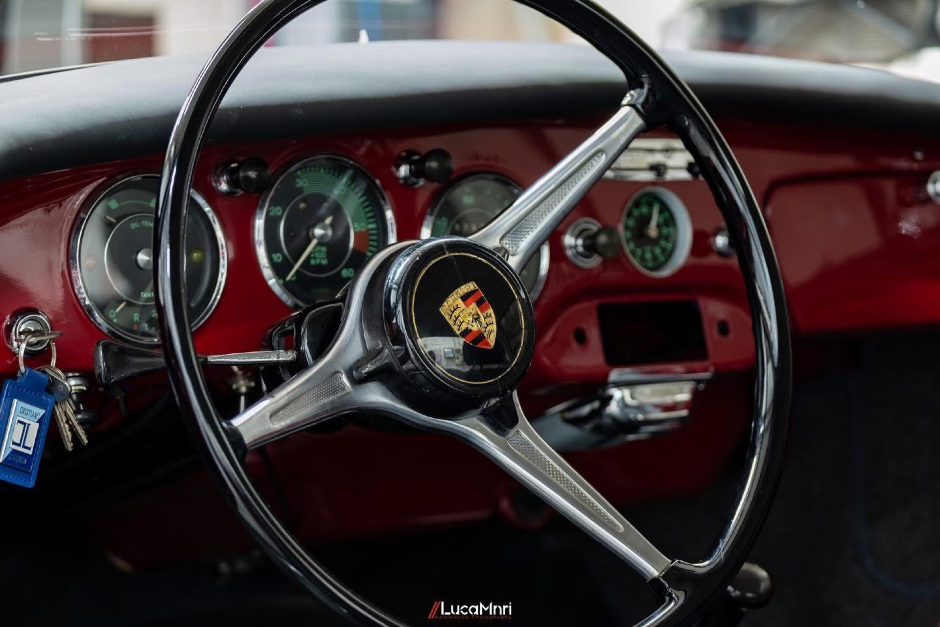 Volante e cruscotto rosso di una Porsche 356 d'epoca
