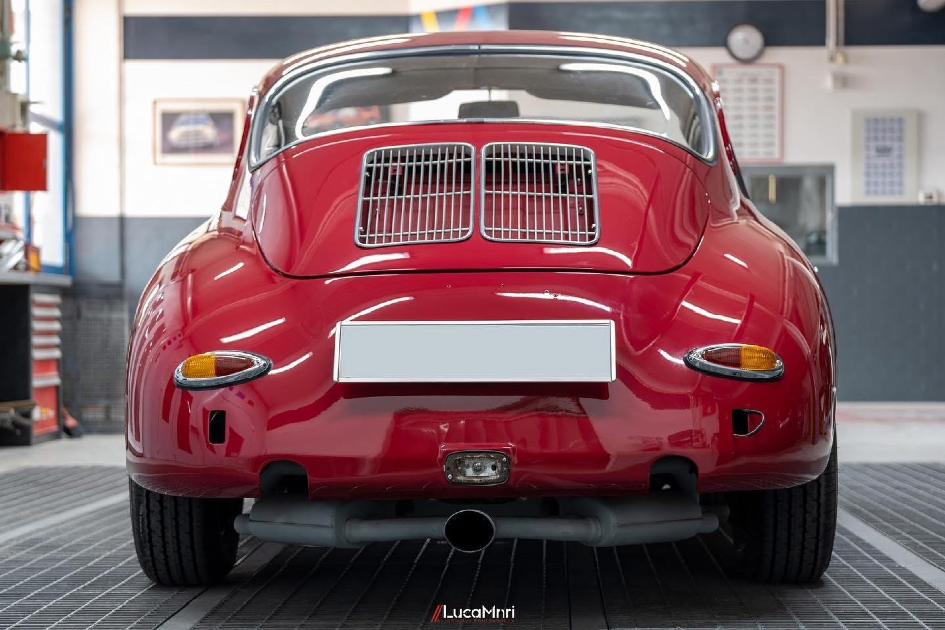 Posteriore di una Porsche 356 rossa d'epoca in officina