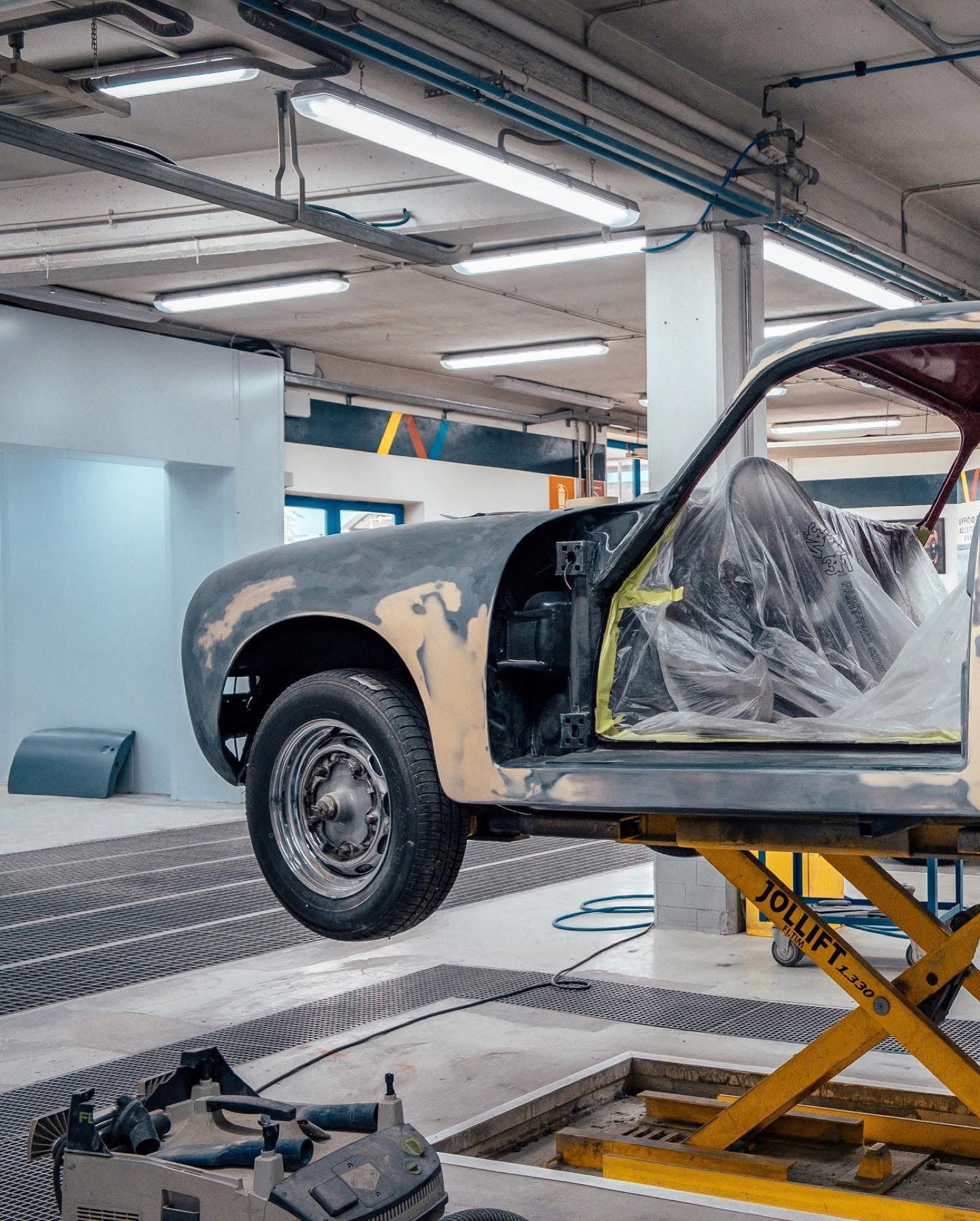 Porsche 356 in restauro sul ponte: parafango anteriore e vano porta mascherato