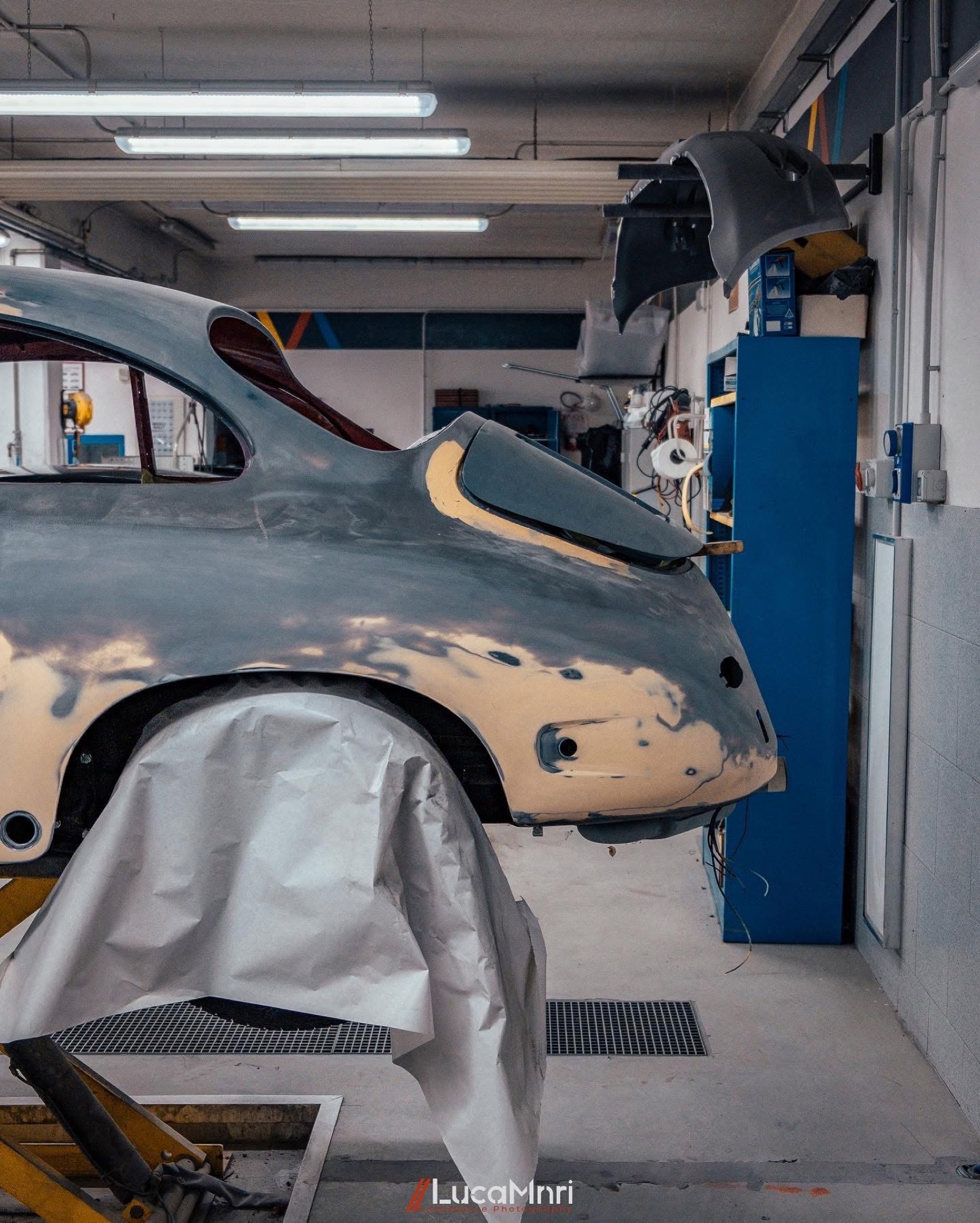 Fiancata posteriore di una Porsche 356 in restauro, lamiera con stucco e fondo