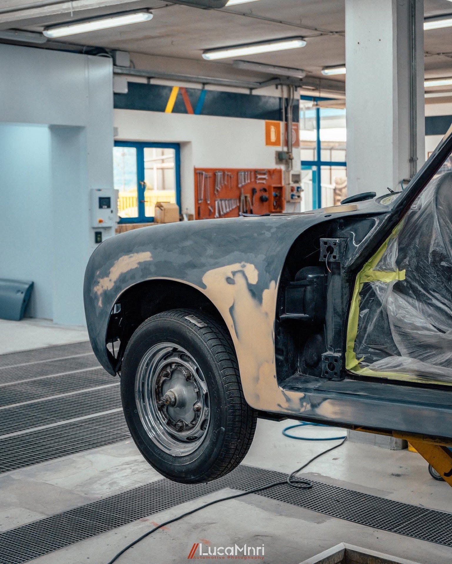 Passaruota anteriore di una Porsche 356 in restauro, con stucco e fondo